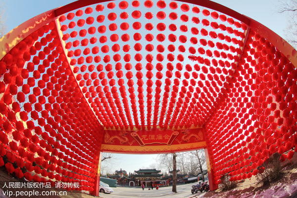 北京：春节庙会装扮红火迎新春